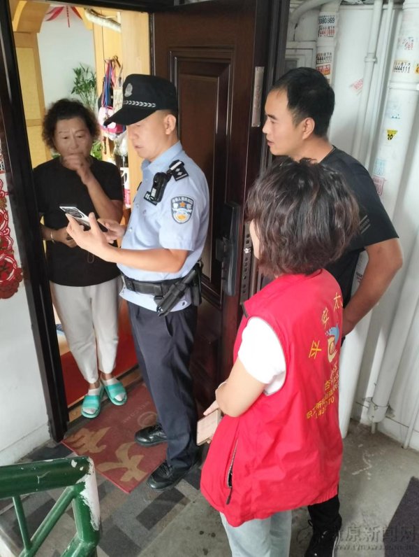 配资114 遗落车筐丢手机 民警格格帮寻回